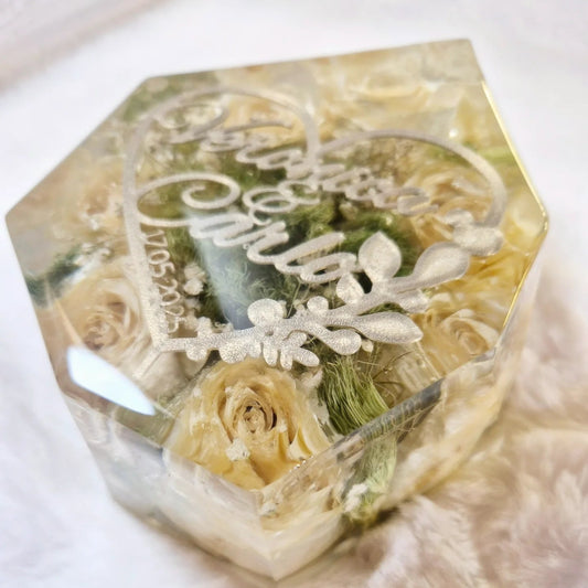 Gemma in resina e fiori essiccati