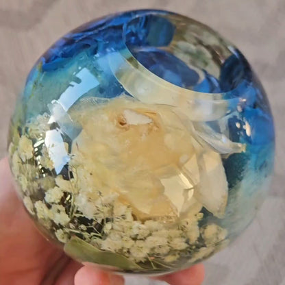 Portacandele a sfera in resina e fiori essiccati
