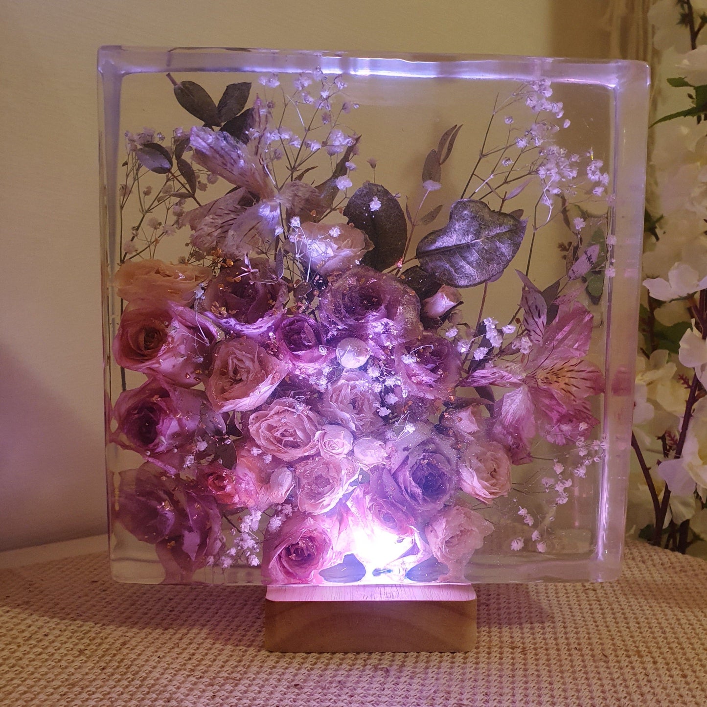 Lampada quadrata in resina e fiori secchi