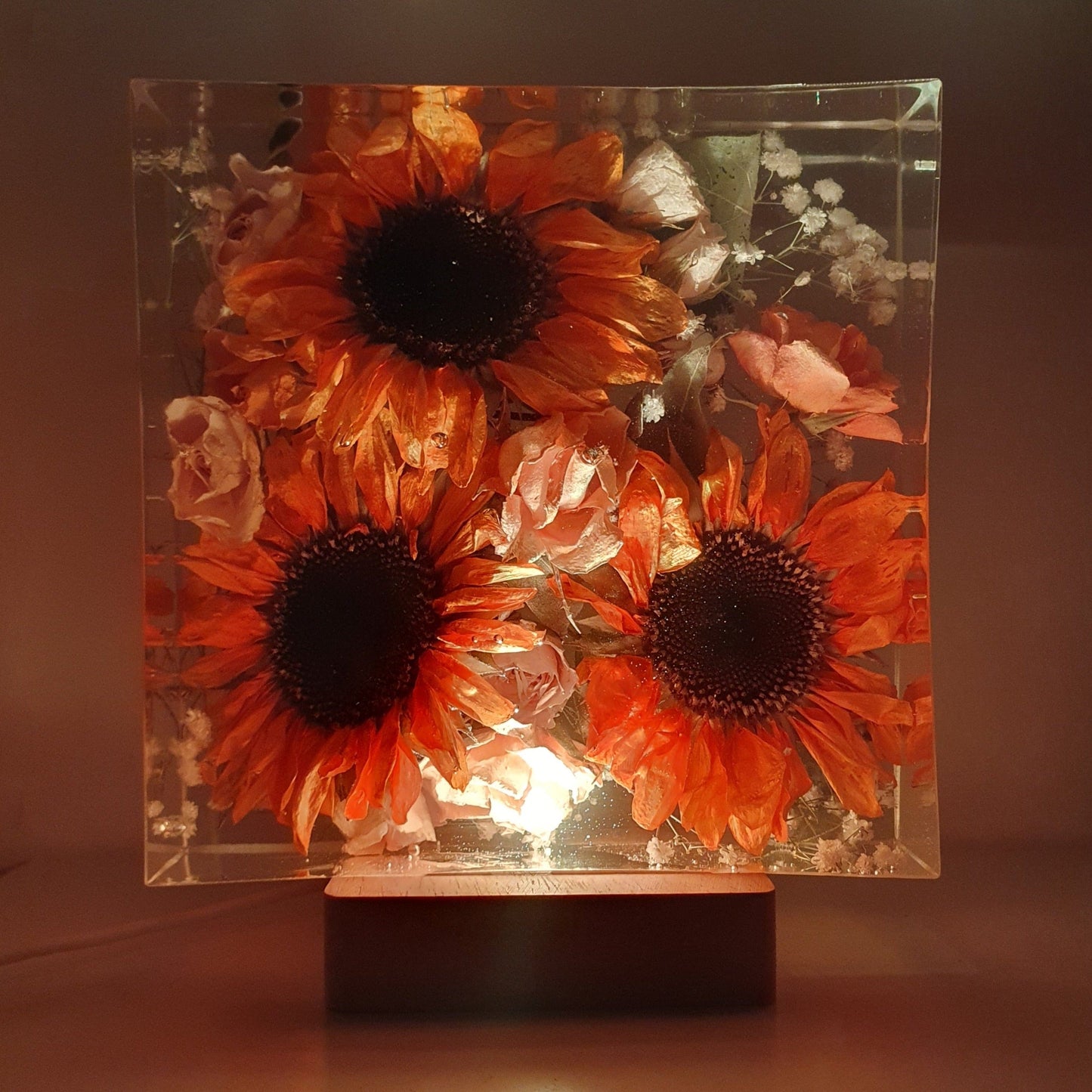 Lampada quadrata in resina e fiori secchi