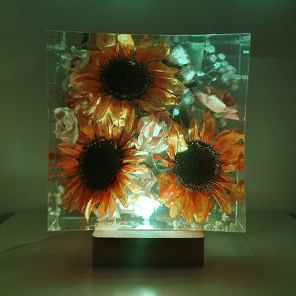 Lampada quadrata in resina e fiori secchi
