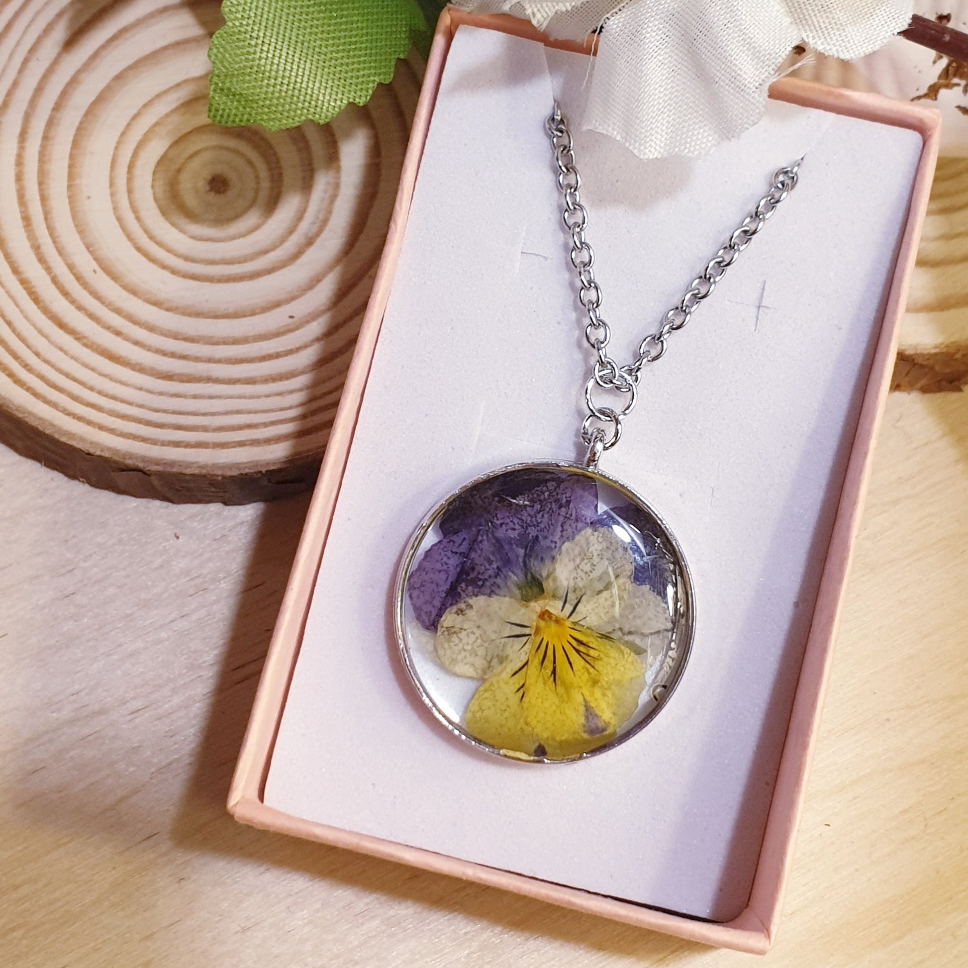 Ciondoli in resina e fiori veri essiccati