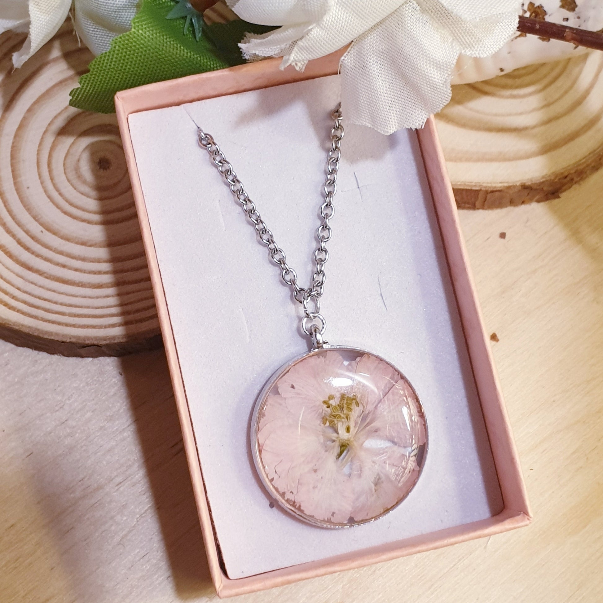 Ciondoli in resina e fiori veri essiccati