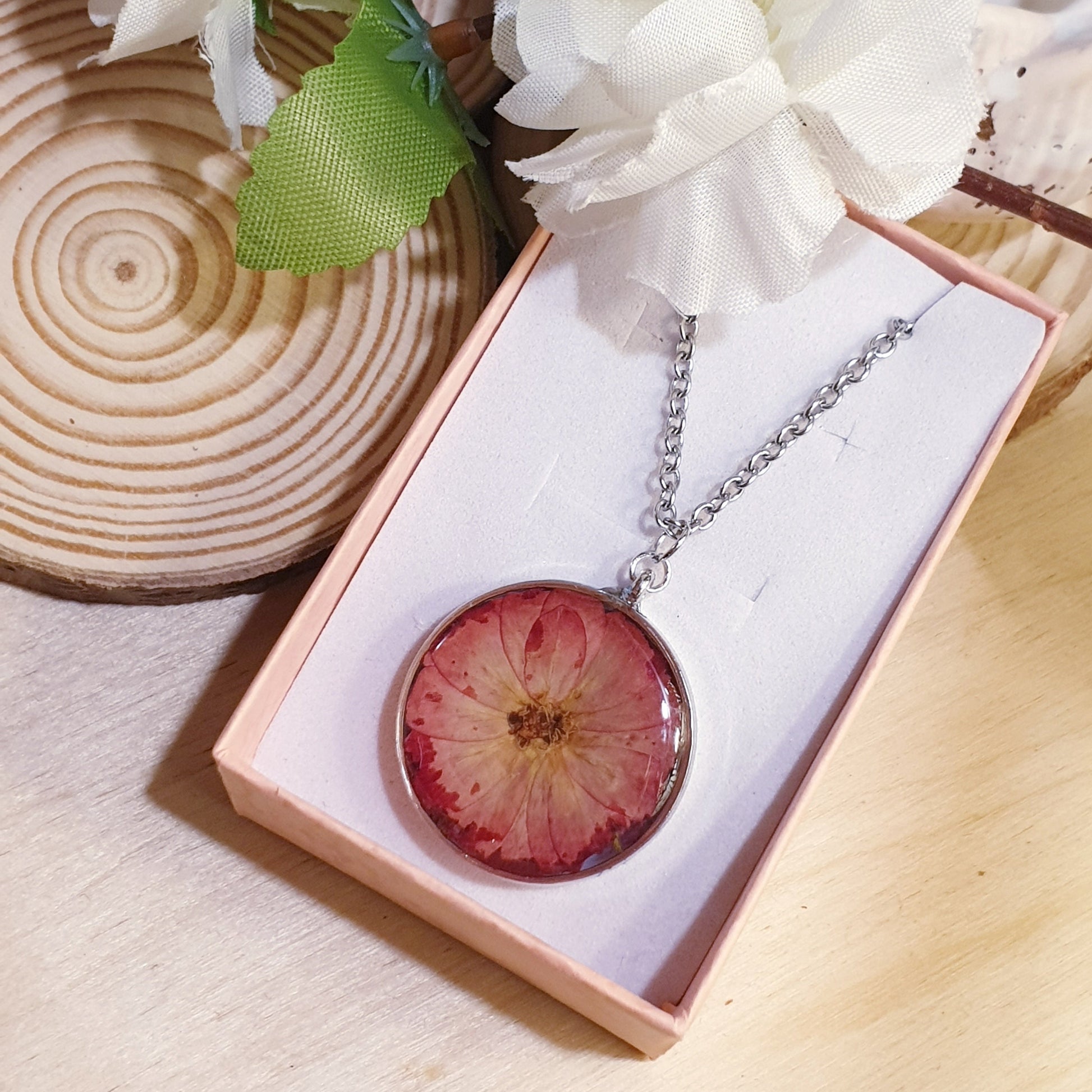 Ciondoli in resina e fiori veri essiccati