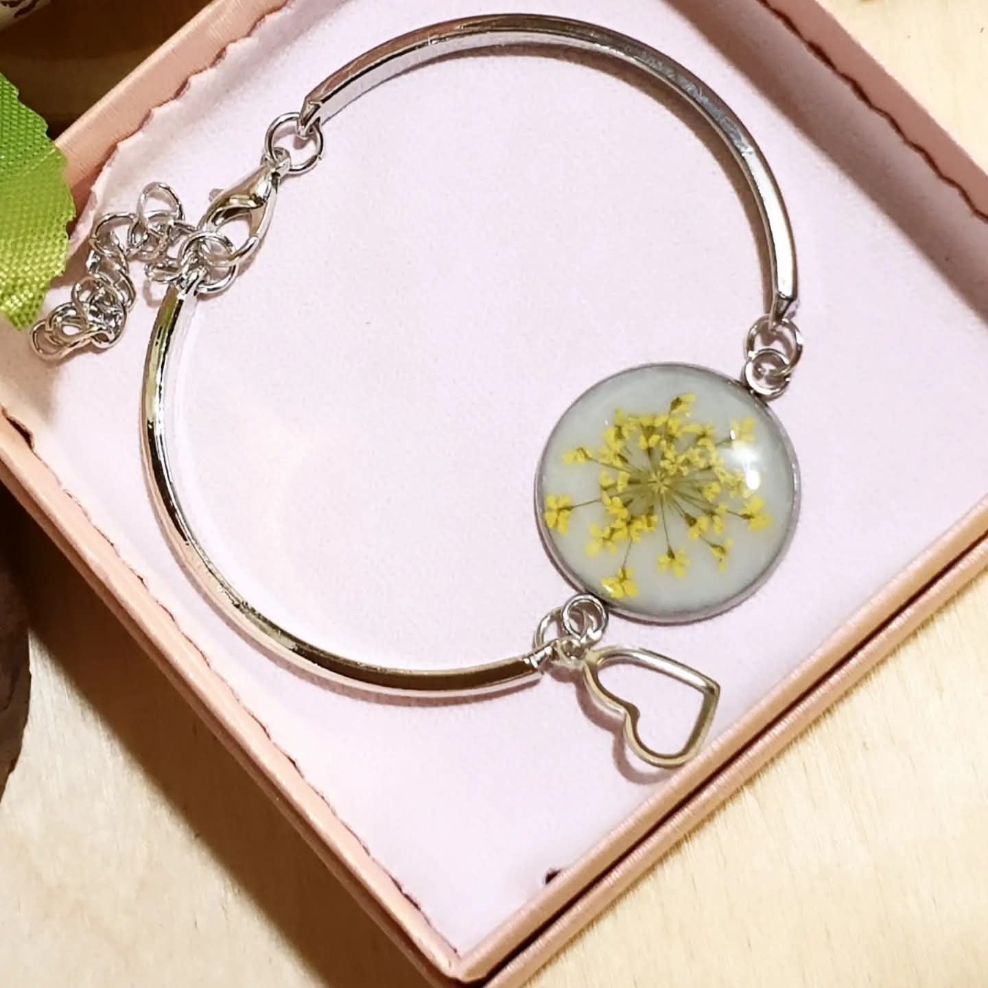 Bracciale in acciaio, resina e fiori essiccati
