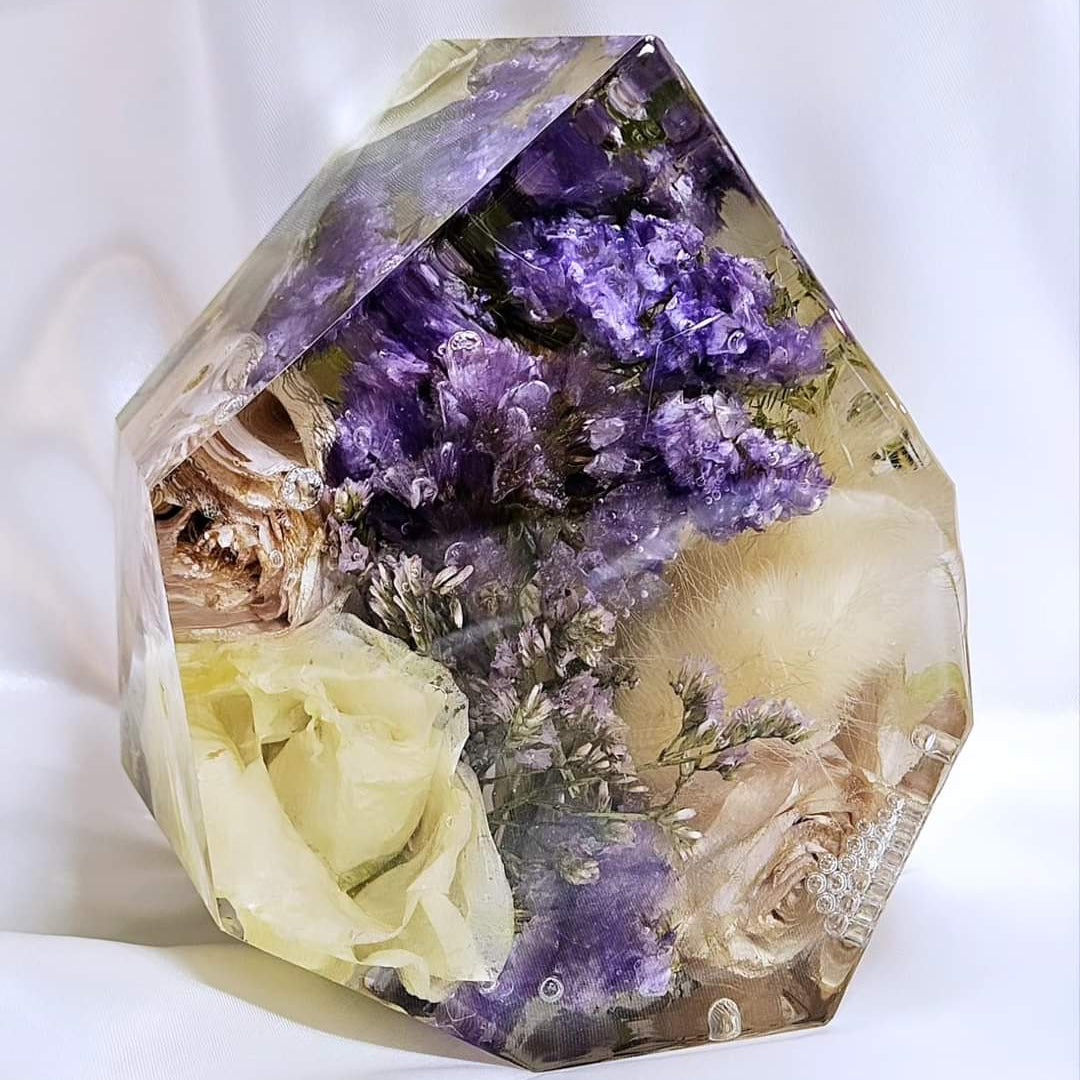 Gemma in resina e fiori essiccati