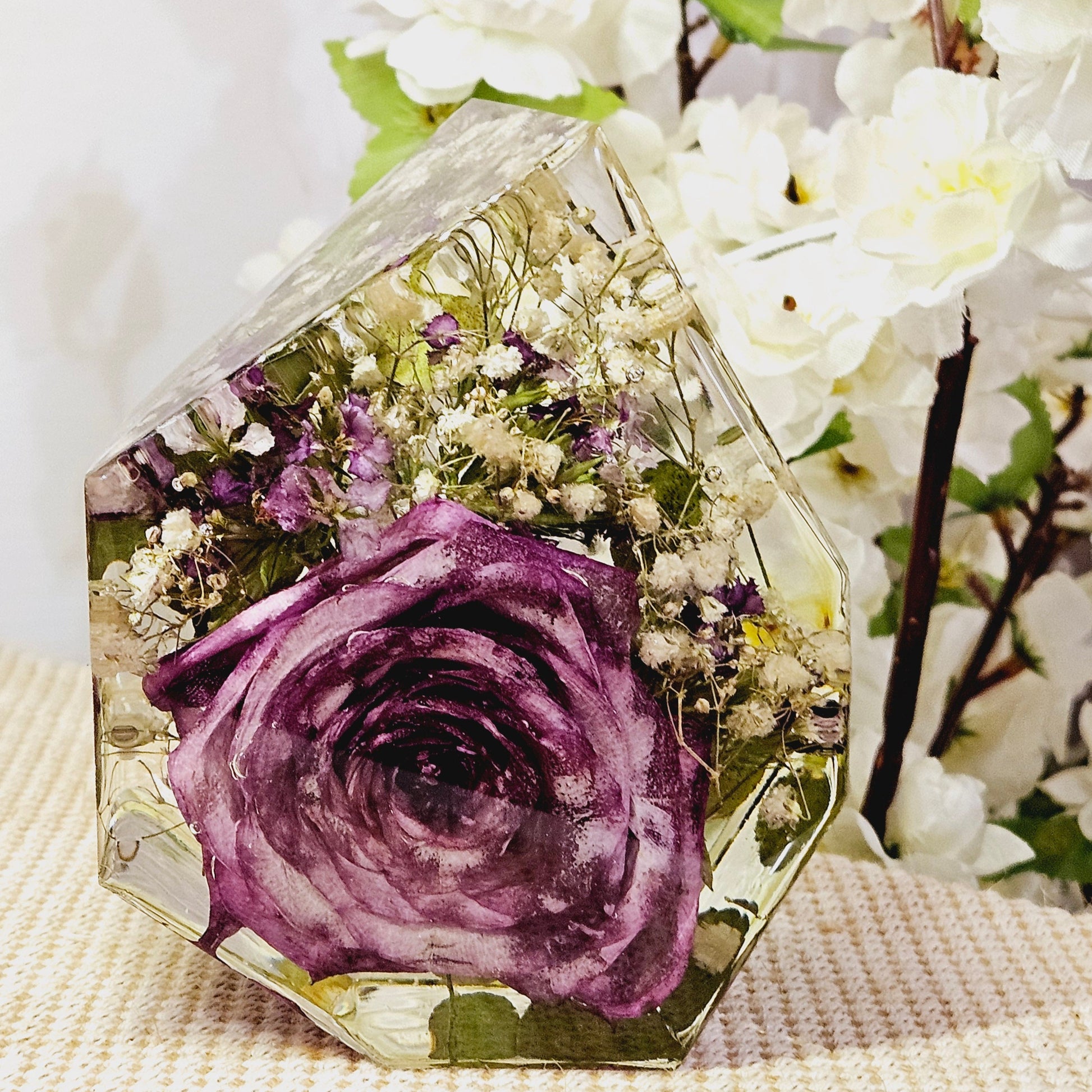 Gemma in resina e fiori essiccati