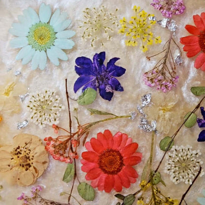 Vassoio in bambù, resina e fiori