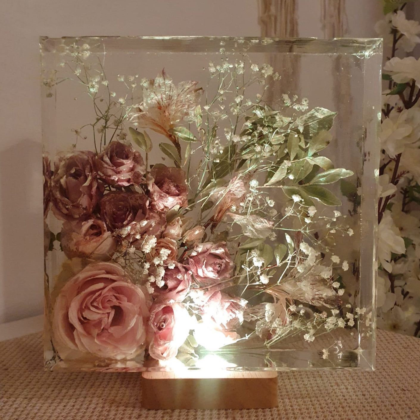 Lampada in resina e fiori essiccati