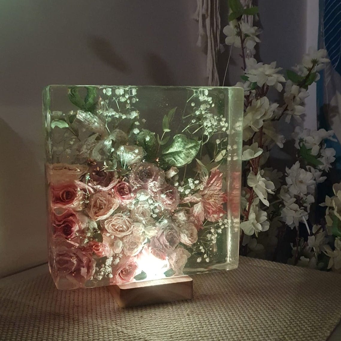 Lampada quadrata in resina e fiori secchi