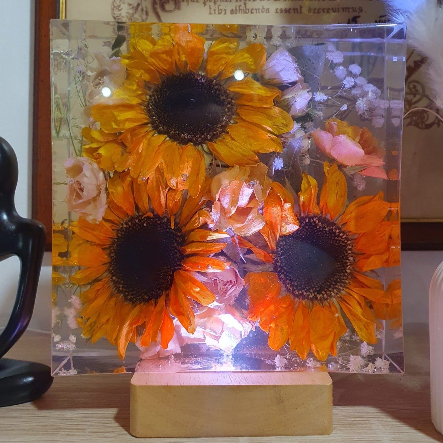 Lampada quadrata in resina e fiori secchi