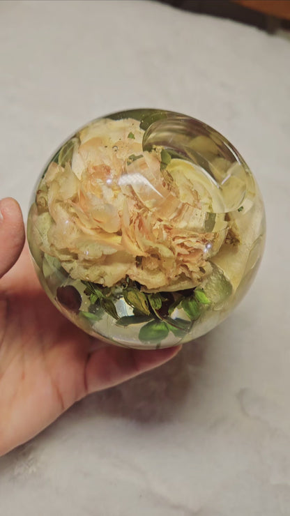 Portacandele a sfera in resina e fiori essiccati
