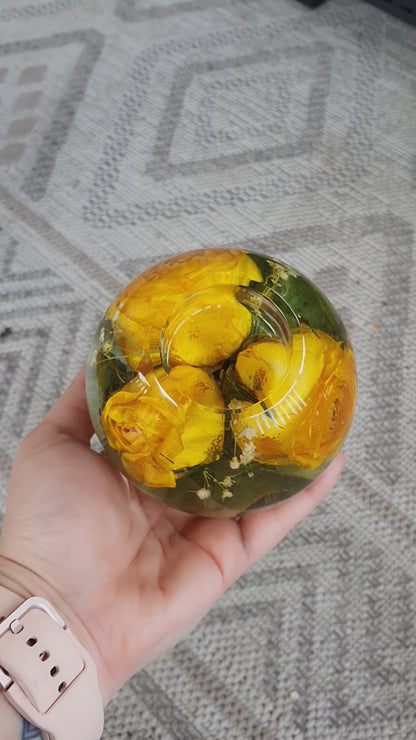 Portacandele a sfera in resina e fiori essiccati