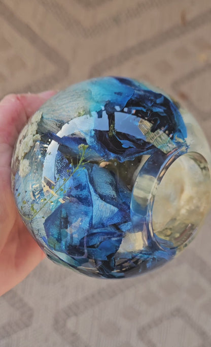 Portacandele a sfera in resina e fiori essiccati